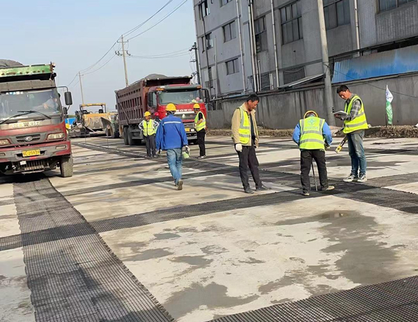 红坪镇老材料的新故事：玻璃纤维土工格栅如何在‘白改黑’浪潮中重获新生？